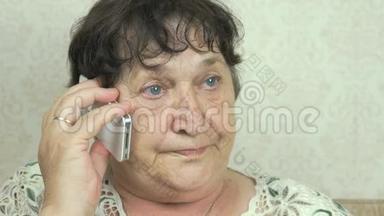 <strong>老奶奶</strong>在手机上说话